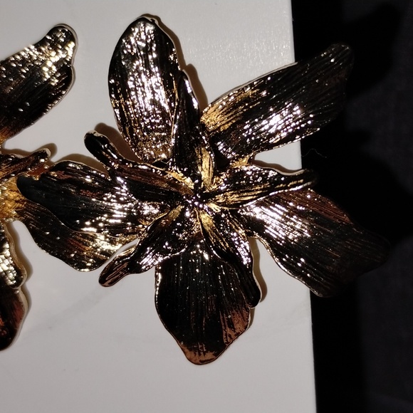 ⭐ Flower Statement Earrings Gold Tone - Picture 4 of 4